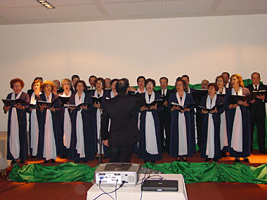 The 'Intermezzo' choir in full voice