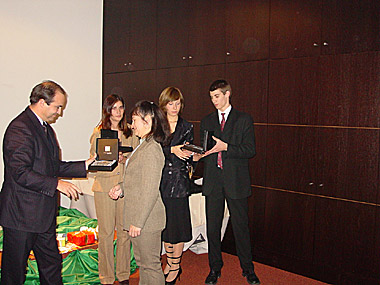 Jorge Umbelino hands the present to the delegations as a souvenir