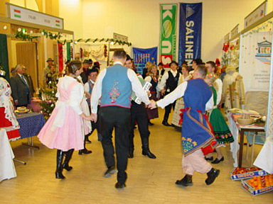 Accompanied by a Slovenian on the accordion, the Slovaks and other students give a spontaneous dancing display!