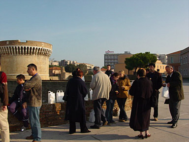 The picnic basket is really welcome at the lunch break. Especially in the sun, right by the nearby fortress!