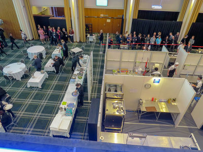 Vue « aérienne » d’une partie des boxes pour les épreuves de cuisine. 