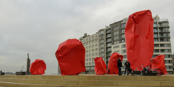 « Rock strangers » s’appellent ces étranges rochers en acier dus à l’artiste belge Arne Quinze.