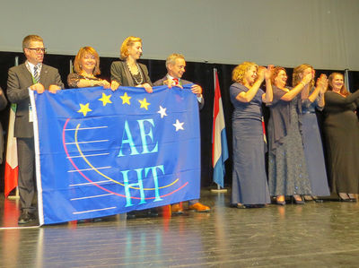 At 23.00, amid much good humour, came the ceremony of handing over the AEHT flag from the Ostend team to the team from Leeuwarden headed by Tom Valk, to loud applause.