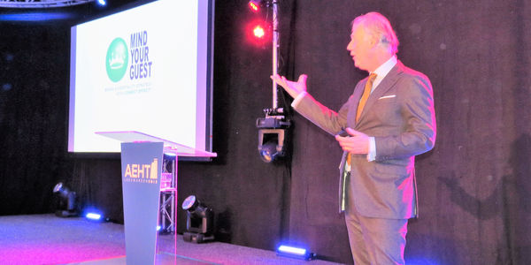 Robert Bosma à l’œuvre pour expliquer le sens de l’accueil et surtout son importance.