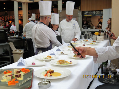 Un tout petit échantillon des oeuvres en cuisine scruté par les membres du jury 