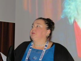 Mme. Carla Maria Gatti assistée de Mme.Alda Gazzoni à la traduction