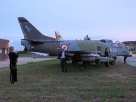 le moment d'une photo devant un avion de chasse démilitarisé