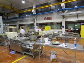 Dans les coulisses, la cuisine dans un hangar de maintenance