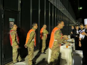 Des aviateurs profitent également -un peu- des buffets