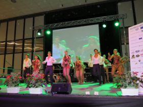Avec sur le podium le groupe de danse Sirena Danzanti de Cervia dans ses œuvres