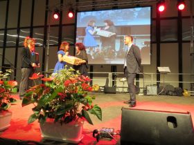 Remise de cadeaux de l'AEHT à Mme.Carla Maria Gatti proviseur de l’IPSEOA,