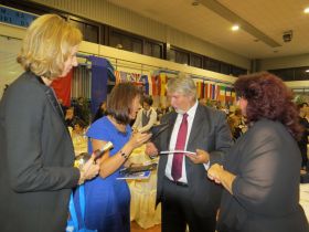 Remise d'un flacon de Grand Marnier à M.Giuliano Poletti ministre du travail et au Lt.général Pasquale Preziosa par Ana Paula Pais présidente et Nadine Schintgen secrétaire générale de l'AEHT et ce à la demande de Serge Sevaux, représentant la société Grand Marnier.