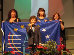 Le petit Giacomo chante à capella les hymnes italien et anglais devant une salle debout et émue.