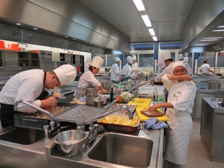 Buffet n° 2 – Toujours l’effervescence dans les cuisines 