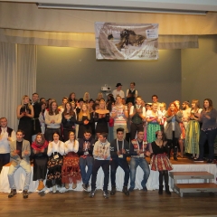 Un final en apothéose! Tous les acteurs sur scène pour la photo de groupe et pour chanter en chœur «  Oh Happy Days »! 