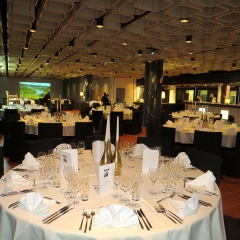 Les tables de fête superbement dressées