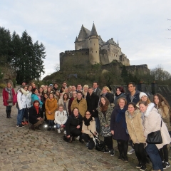 Le groupe 2 devant le panorama grandiose de la forteresse 