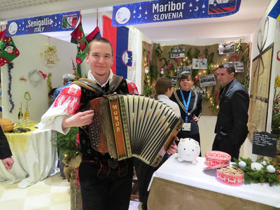 During the exhibition Robi Weiss from Bled from time to time took up his accordion to play a few tunes from his repertoire