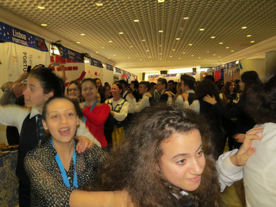 An improvised conga among the visitors to the exhibition. The atmosphere was warming up!