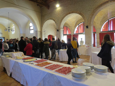Dans l’une des vénérables salles de l’ancien monastère, un grand buffet froid attendait les convives.