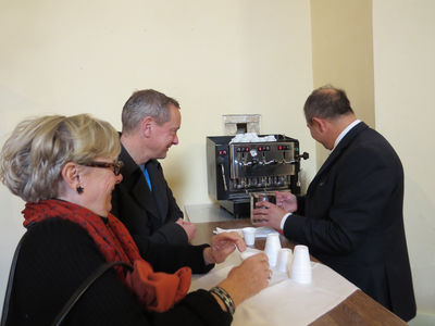 Et pour clore le repas, une larme d’une spécialité locale, la liqueur du pêcheur. Ici Mme.Keller et Remco Koerts vice président de l’AEHT semblent apprécier le breuvage…