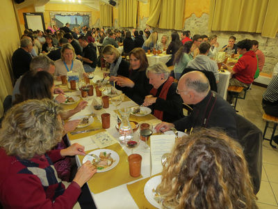 Les conversations vont bon train dans une ambiance chaleureuse