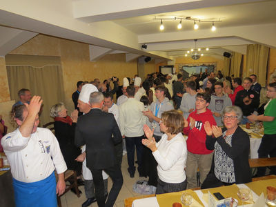 Encore une standing ovation méritée pour les brigades en cuisine et au service !