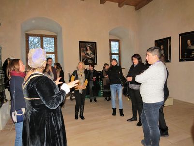 Beaucoup de rires pendant cette initiation à la danse médiévale !