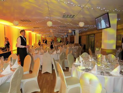 Une belle salle à manger toute de blanc vêtue !