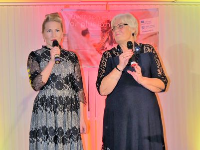 Silva Ozolina s’adresse à l’assemblée, ses propos traduits en anglais par Zane Saukane