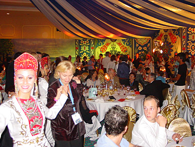 une farandole endiablée ą travers la salle une farandole endiablée ą travers la salle