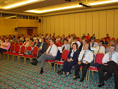 Une vue des participants dans la belle salle de bal