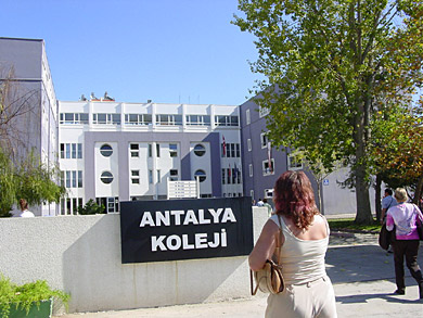 l’entrée principale du Antalya Koleji l’entrée principale du Antalya Koleji