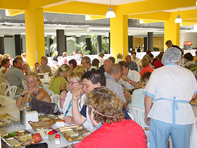 le repas dans la cafétéria de l’établissement le repas dans la cafétéria de l’établissement