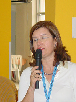 Mme. Fatma Kizilirmak s’adresse aux invités Mme. Fatma Kizilirmak s’adresse aux invités