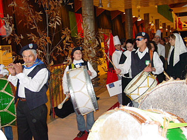 Les tambours ouvrent le défilé