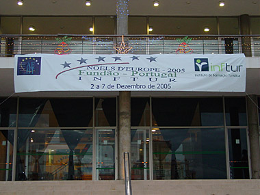 Le calicot au-dessus de l'entrée de la manifestation