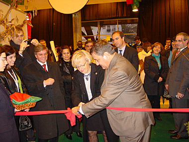 Christiane Keller and Alfonso Benvenuto cut the traditional ribbon 