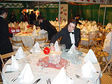 a quelques minutes de l'ouverture du buffet, les derniers préparatifs a quelques minutes de l'ouverture du buffet, les derniers préparatifs