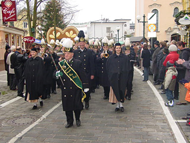 led by the ‘Salinen Kapelle’, the colourful parade moves off!