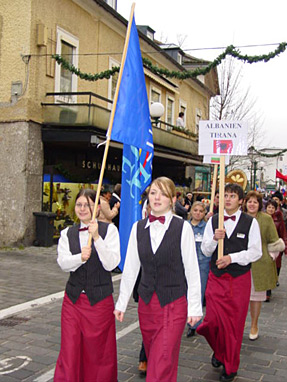 porté par les élčves de Bad Ischl, le drapeau de l'AEHT ouvre le défilé