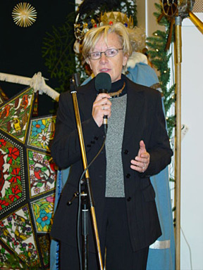 Christiane Keller ą l'origine des Noėls d'Europe s'adresse ą l'assistance pour dire son bonheur d'źtre ą Bad Ischl.