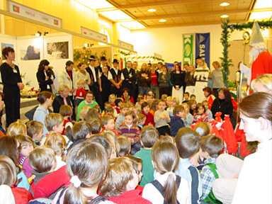 St. Nicolas entouré des petits enfants de Bad Ischl s'adresse ą eux pour les exhorter ą źtre sages ! Sous l'il attendri des adultes présents.