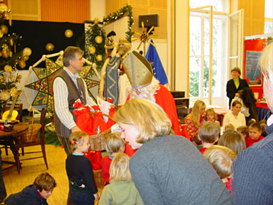 Et Kurt Manetzgruber n'est pas en reste pour aider ą la distribution.