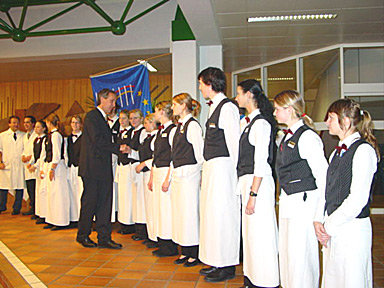 La brigade du service est remerciée individuellement par le directeur!