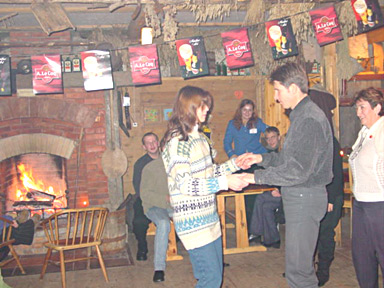 aprčs le repas, rien de tel qu’une danse devant un feu dans la cheminée