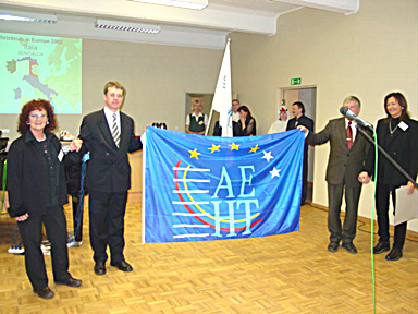 l’instant est solennel : le drapeau est remis aux mains des représentantes de Senigallia.