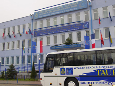 Vue de la faēade principale de l’école