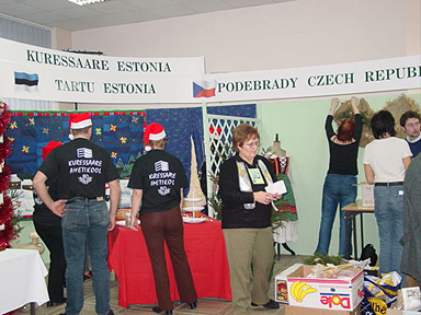 L’installation des stands est toujours un moment important. Les délégations font vraiment connaissance!