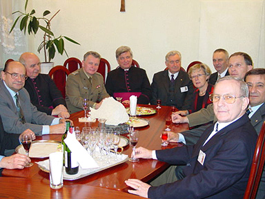 Réunion des VIP dans le bureau du directeur ( au premier plan ą dr.)